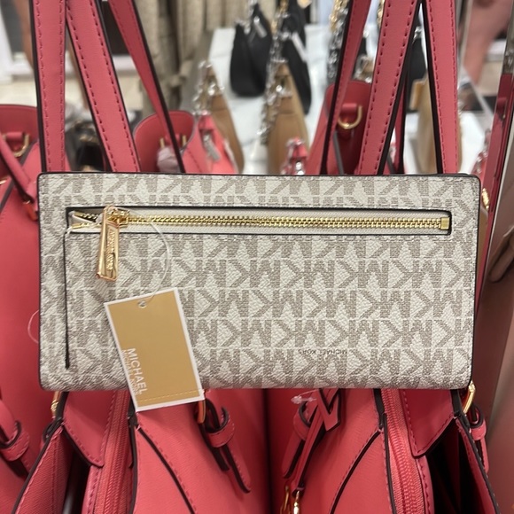 MICHAEL KORS
Reed Large Snap Signature Wallet
35S3G6RE3B
Light Cream Multi
NWT - Picture 4 of 16